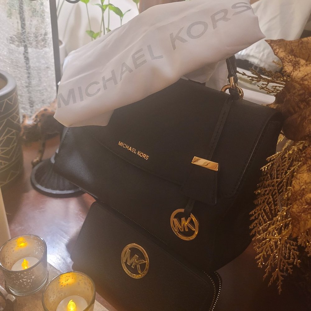 MICHEAL Kors purse  and zippy wallet and dust bag
